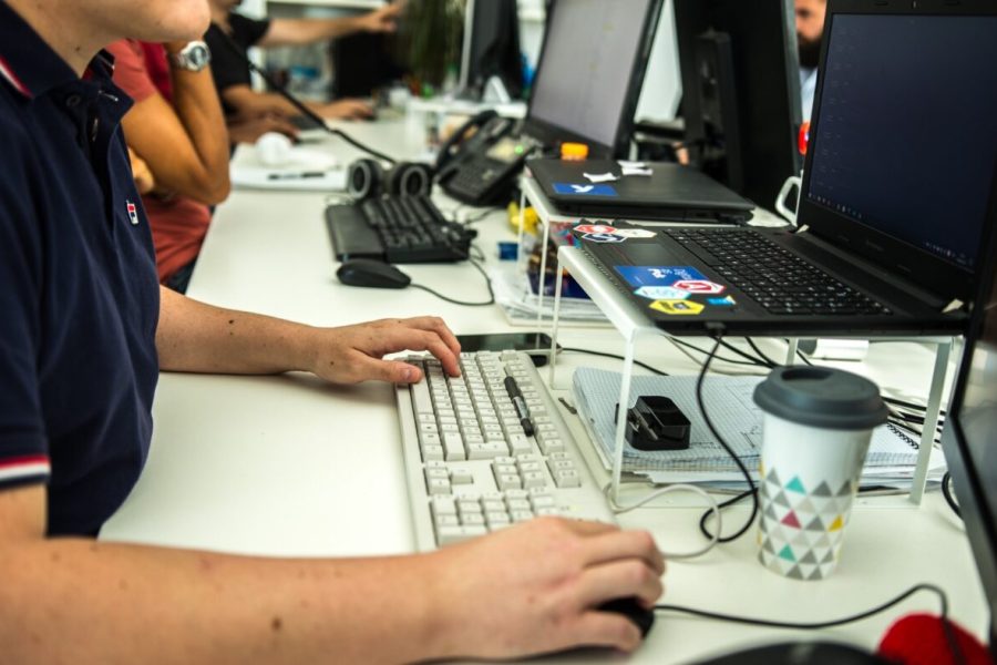 Immagine di dettaglio su persone che lavorano al pc